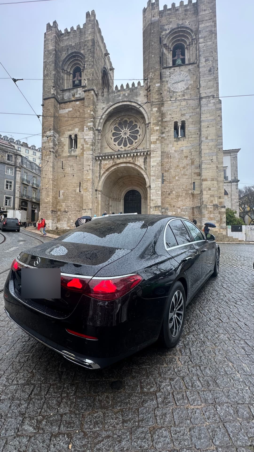 Mercedes Classe E junto à Sé de Lisboa