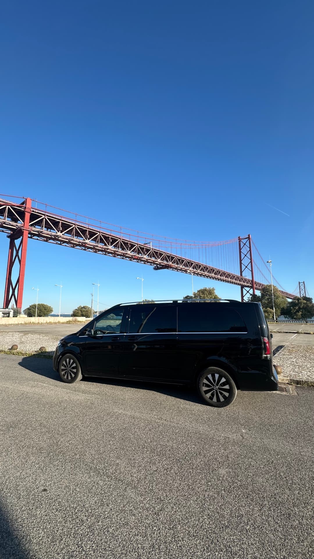 Mercedes Classe V junto à Ponte 25 de Abril, Lisboa