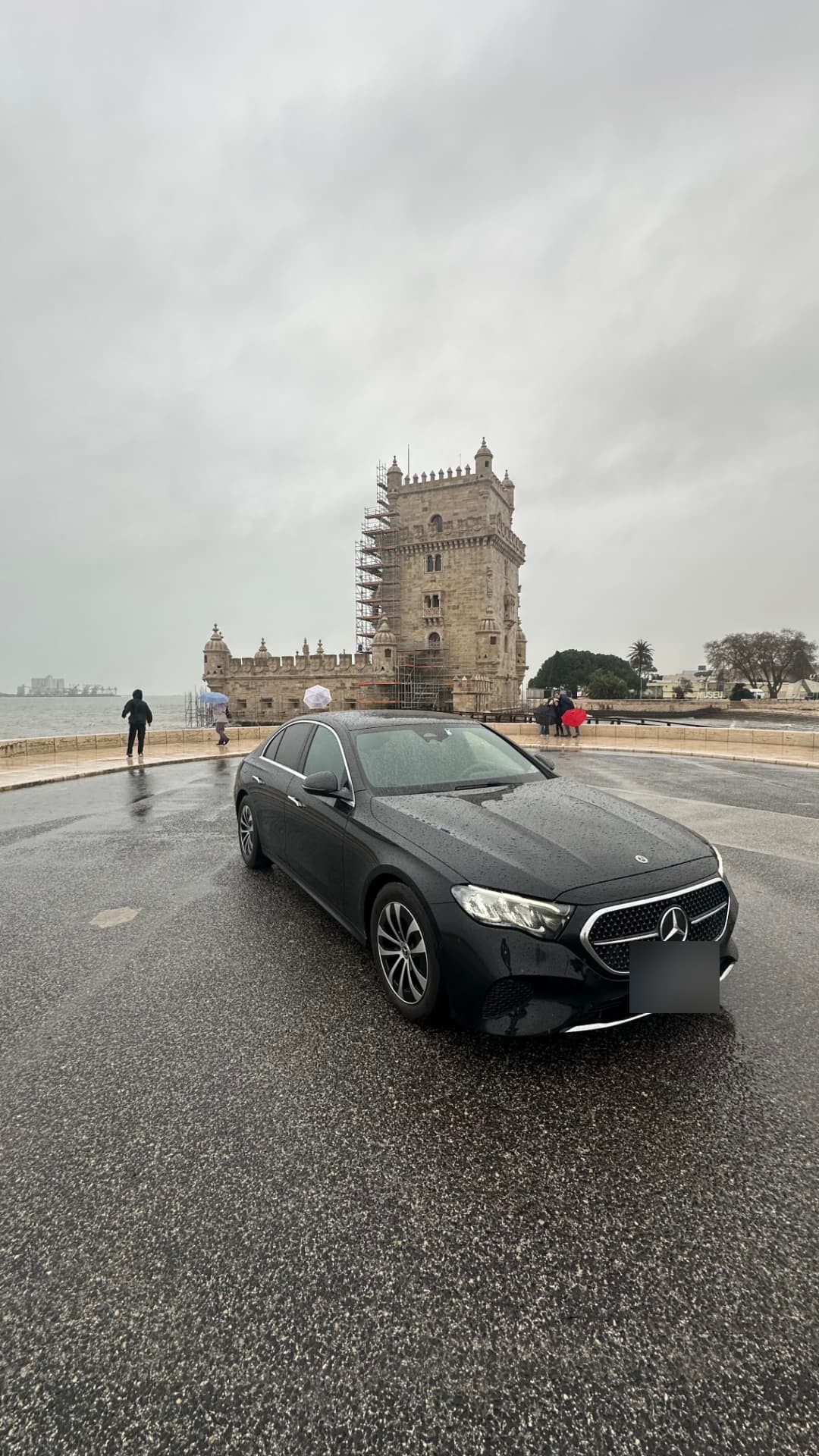 Mercedes Classe E frente à Torre de Belém, Lisboa