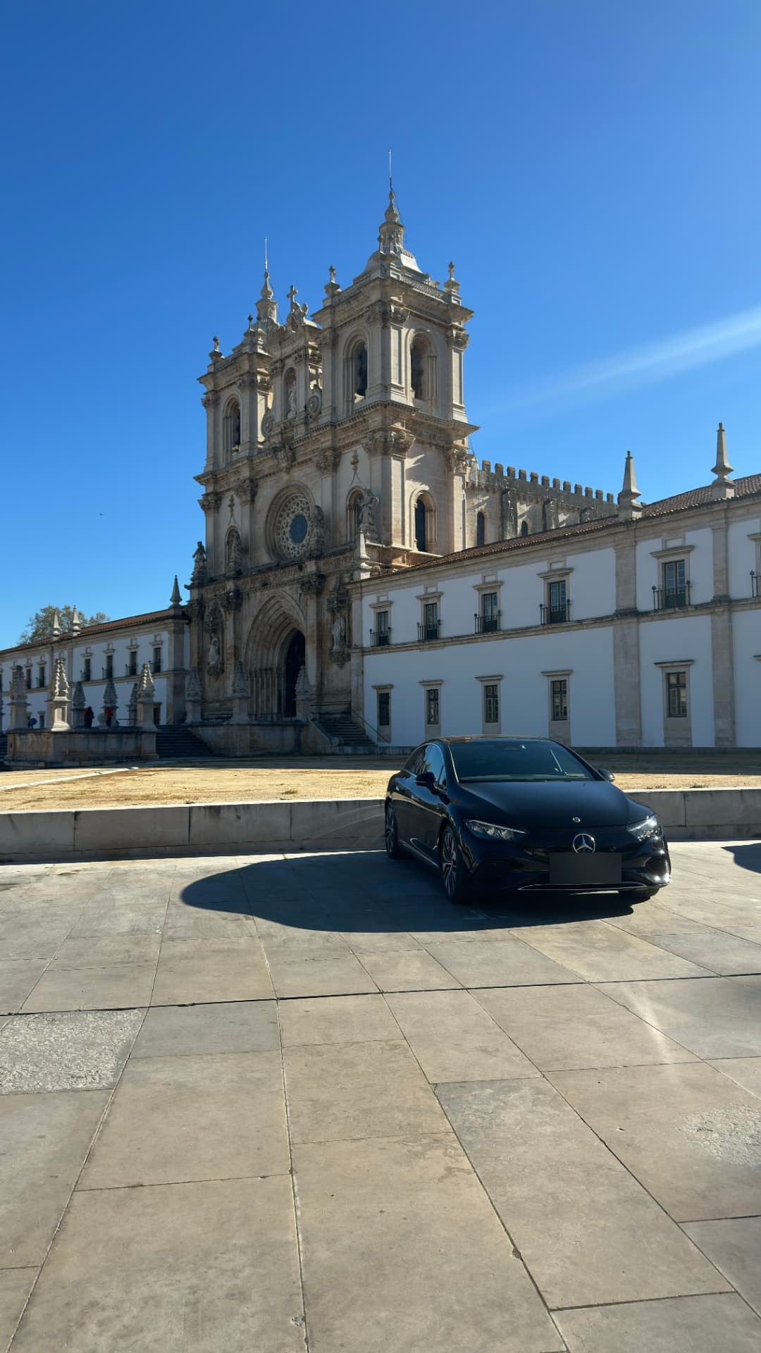 Mercedes EQS no Mosteiro de Alcobaça