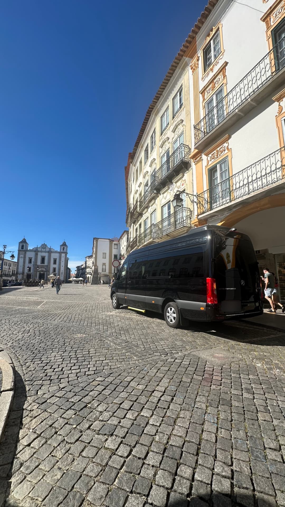 Mercedes Sprinter na Praça do Giraldo, Évora