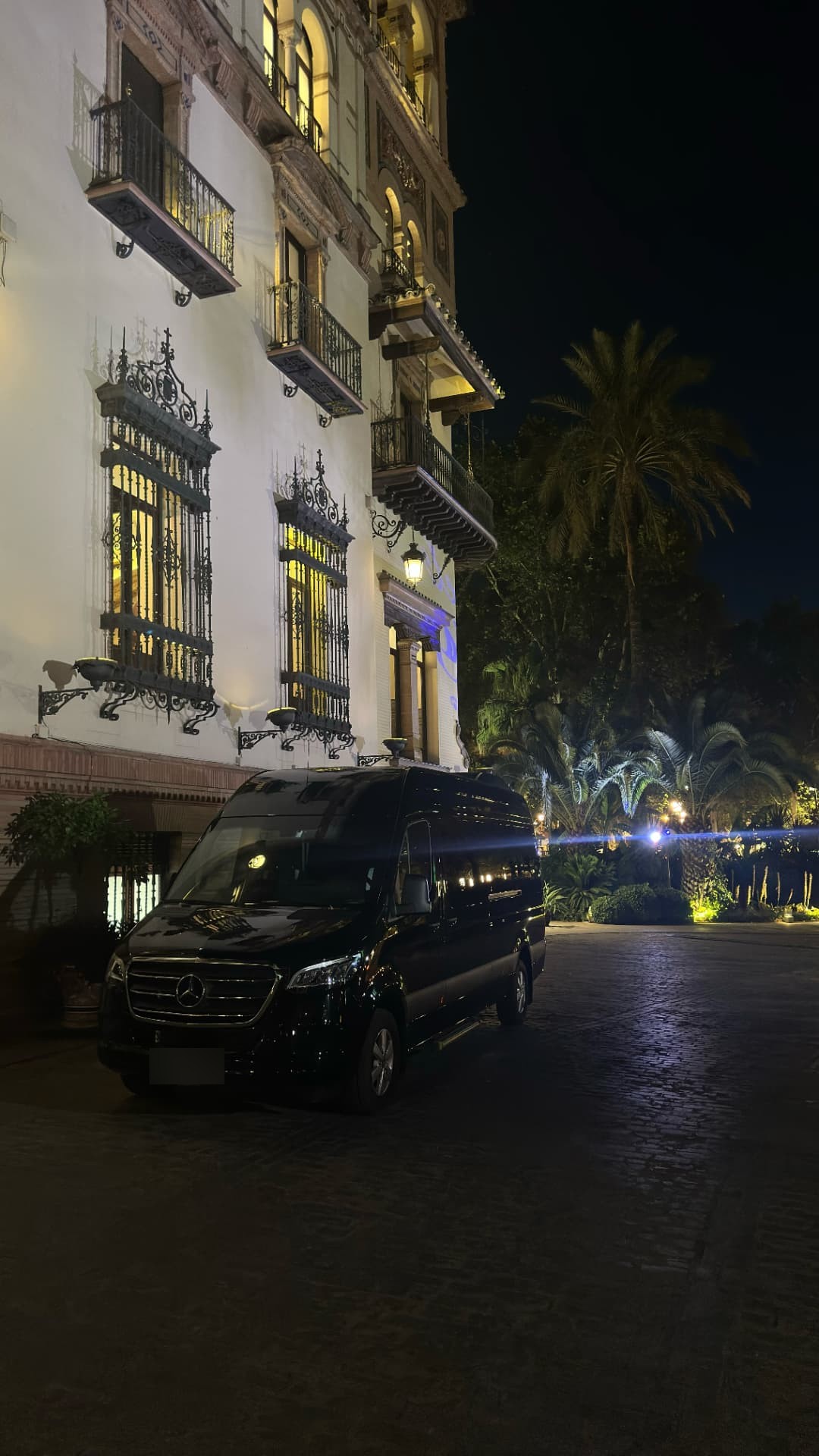 Mercedes Sprinter em serviço noturno frente a hotel histórico